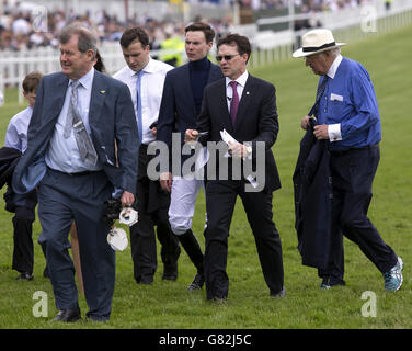 Trainer Aidan O'Brien (zweiter rechts) und Jockey Joseph O'Brien am Ladies Day des Investec Derby Festivals 2015 auf der Epsom Racecourse, Epsom. Stockfoto