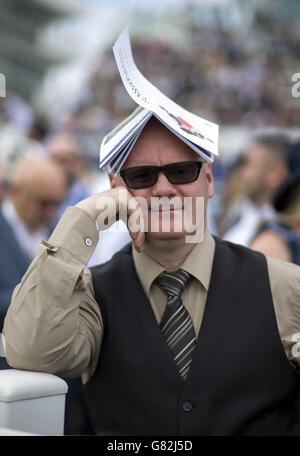 Pferderennen - 2015 Investec Derby Festival - Ladies Day - Epsom Racecourse. Ein Rennfahrer genießt die Atmosphäre am Ladies Day des Investec Derby Festivals 2015 auf der Epsom Racecourse, Epsom. Stockfoto