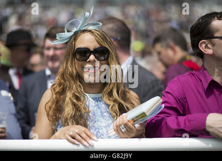 Pferderennen - 2015 Investec Derby Festival - Ladies Day - Epsom Racecourse. Ein Rennfahrer genießt die Atmosphäre am Ladies Day des Investec Derby Festivals 2015 auf der Epsom Racecourse, Epsom. Stockfoto