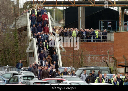 MG Rover Crisis – Werk Longbridge. Die Arbeiter kehren nach einem Massentreffen zur Arbeit zurück. Stockfoto