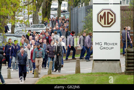 MG Rover Crisis – Werk Longbridge. Nach einem Massentreffen werden die Arbeiter wieder zur Arbeit gebracht. Stockfoto