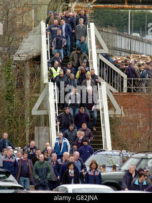 MG Rover Crisis – Werk Longbridge. Die Arbeiter kehren nach einem Massentreffen zur Arbeit zurück. Stockfoto