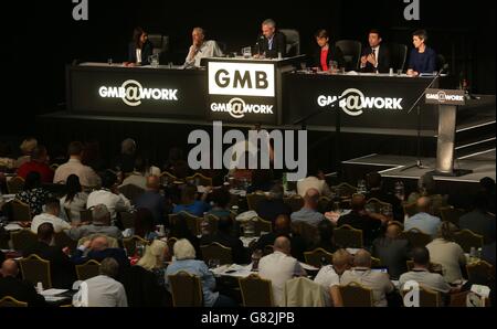 Der Journalist Kevin Maguire (Mitte) führt den Vorsitz eines Anwärters der Labour-Führung, der die Delegierten Liz Kendall, Jeremy Corbyn, Yvette Cooper, Andy Burnham und Mary Creagh auf der jährlichen Konferenz der Gewerkschaft GMB in Dublin antritt. Stockfoto