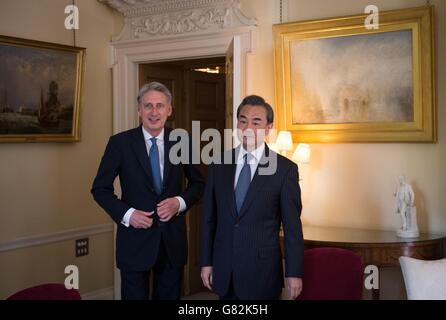 Außenminister Philip Hammond (links) trifft den chinesischen Außenminister Wang Yi in der Downing Street 10 in London. Stockfoto