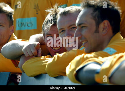 Der australische Spin-Bowler und Hampshire-Kapitän Shane Warne (L) mit Shaun Udal und Nic Pothas (R) vor dem Eröffnungsspiel der County Championship. Stockfoto