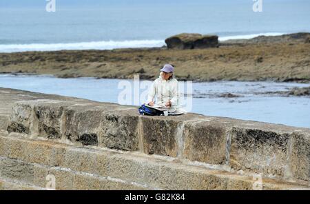 Ein Künstler Malerei Meer Blick in Porthleven Cornwall England UK Stockfoto