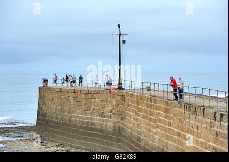 Der Granit Stein Pier in Porthleven auf der Lizard Halbinsel Cornwall England UK Stockfoto