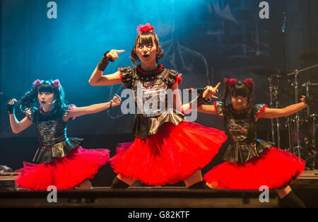 Mitglieder von Babymetal treten Dragonforce live auf der Bühne am 1. Tag des Download Festivals am 12 2015. Juni in Donnington Park, Großbritannien, bei Stockfoto