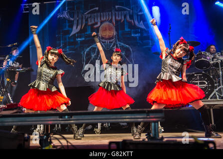 Mitglieder von Babymetal treten Dragonforce live auf der Bühne am 1. Tag des Download Festivals am 12 2015. Juni in Donnington Park, Großbritannien, bei Stockfoto