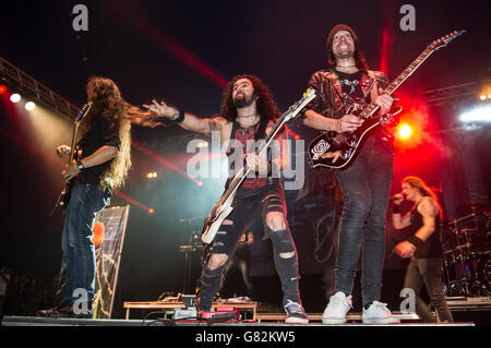 Herman Li und Frederic Leclercq von Dragonforce live auf der Bühne am 1. Tag des Download Festivals am 12 2015. Juni im Donnington Park, Großbritannien Stockfoto