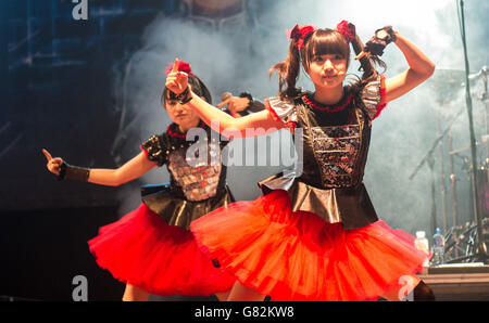 Mitglieder von Babymetal treten Dragonforce live auf der Bühne am 1. Tag des Download Festivals am 12 2015. Juni in Donnington Park, Großbritannien, bei Stockfoto