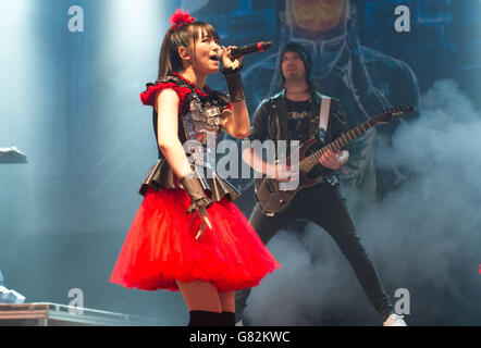 Mitglieder von Babymetal treten Dragonforce live auf der Bühne am 1. Tag des Download Festivals am 12 2015. Juni in Donnington Park, Großbritannien, bei Stockfoto