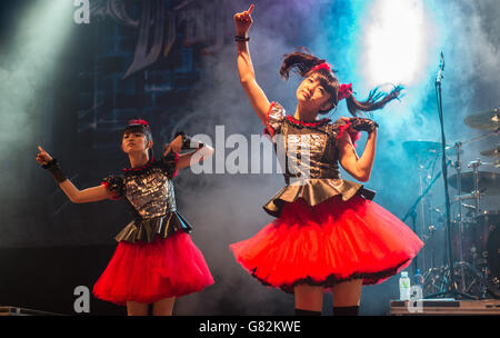 Mitglieder von Babymetal treten Dragonforce live auf der Bühne am 1. Tag des Download Festivals am 12 2015. Juni in Donnington Park, Großbritannien, bei Stockfoto