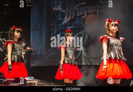 Mitglieder von Babymetal treten Dragonforce live auf der Bühne am 1. Tag des Download Festivals am 12 2015. Juni in Donnington Park, Großbritannien, bei Stockfoto