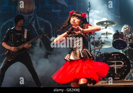 Mitglieder von Babymetal treten Dragonforce live auf der Bühne am 1. Tag des Download Festivals am 12 2015. Juni in Donnington Park, Großbritannien, bei Stockfoto