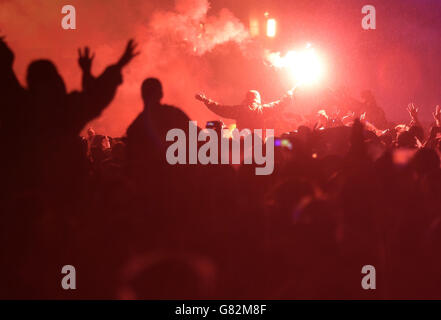 Ein Fackel wird in der Menge beleuchtet, die das Prodigy auf der Hauptbühne beim Isle of Wight Festival im Seaclose Park, Newport, Isle of Wight aufführt. Stockfoto