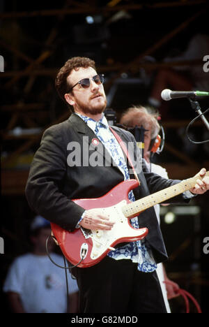 Live Aid Concert - Wembley Stadium. Elvis Costello auf der Bühne. Stockfoto