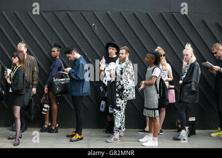 Besucher, die an einer Veranstaltung im Rahmen der London Collections des British Fashion Council: Men in London teilnehmen. Stockfoto