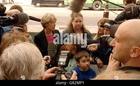 Patricia Hewitt (Mitte links), die Staatssekretärin für Handel und Industrie, spricht mit den Medien mit Gemma Cartwright, einer Frau eines Rover-Autoarbeiters. Stockfoto