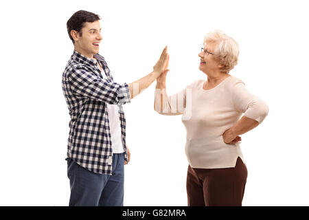 Junge Mann tut ein high Five mit seiner Großmutter isoliert auf weißem Hintergrund Stockfoto