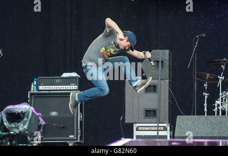 Matthew Davies von Funeral for a Friend live auf der Bühne am 2. Tag des Download Festivals am 12 2015. Juni im Donington Park, Großbritannien Stockfoto