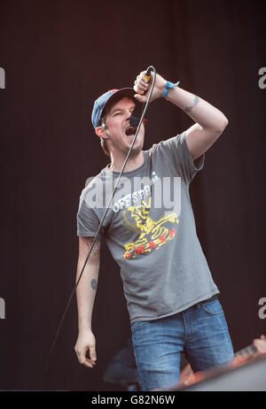 Matthew Davies von Funeral for a Friend live auf der Bühne am 2. Tag des Download Festivals am 12 2015. Juni im Donington Park, Großbritannien Stockfoto