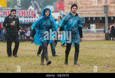 Download Festival 2015 - Tag Zwei - Donington Park. Festivalbesucher am 2. Tag des Download Festivals am 12 2015. Juni in Donington Park, Großbritannien Stockfoto