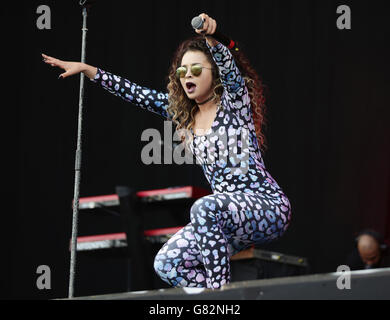 Ella Eyre tritt auf der Hauptbühne beim Isle of Wight Festival in Seaclose Park, Newport, Isle of Wight auf. DRÜCKEN SIE VERBANDSFOTO. Bilddatum: Samstag, 13. Juni 2015. Das Foto sollte lauten: Yui Mok/PA Wire Stockfoto