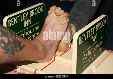 Sport - World Toe Wrestling Championship 2015 - Bentley Brook Inn. Eine allgemeine Ansicht von zwei Personen Toe Wrestling Stockfoto