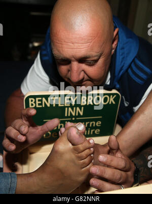 Sport - World Toe Wrestling Championship 2015 - Bentley Brook Inn. Ein Konkurrent stellt ein Warm-up-Match ein Stockfoto