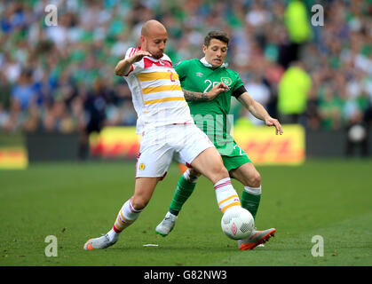 Der schottische Alan Hutton (links) und der irische Wes Hoolahan in Aktion während des UEFA-Europameisterschafts-Qualifikationsspiel im Aviva Stadium, Dublin. Stockfoto