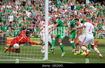 Jonathan Walters aus der Republik Irland erzielt das erste Tor seiner Mannschaft beim UEFA-Europameisterschafts-Qualifikationsspiel im Aviva Stadium in Dublin. Stockfoto