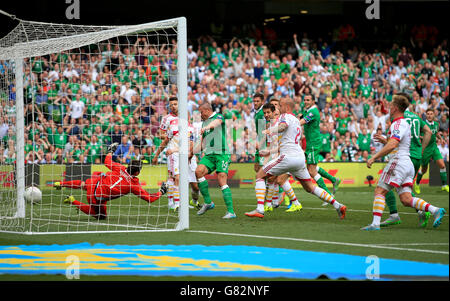 Jonathan Walters aus der Republik Irland erzielt das erste Tor seiner Mannschaft beim UEFA-Europameisterschafts-Qualifikationsspiel im Aviva Stadium in Dublin. Stockfoto