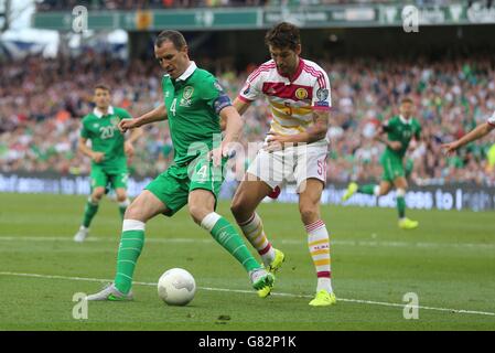 Irlands John O'Shea (links) und Schottlands Charlie Mulgrew während des UEFA-Europameisterschafts-Qualifikationsspiel im Aviva Stadium, Dublin. Stockfoto