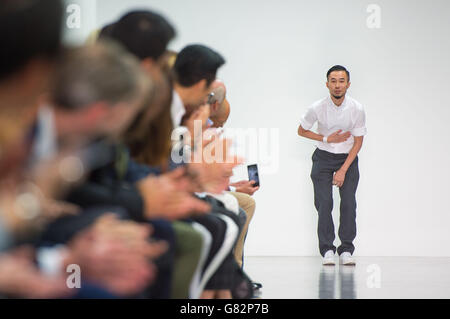 Designer Sean Suen verbeugt sich nach seiner Laufsteg-Show im Victoria House, London, Teil der London Collections: Men 2015 des British Fashion Council. Stockfoto