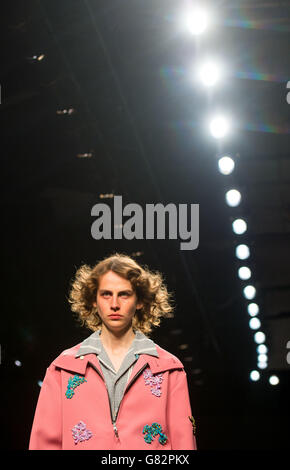 Ein Modell auf dem Laufsteg während der Xander Zhou Laufsteg-Show im Old Sorting Office, London, Teil der London Collections des British Fashion Council: Men 2015. Stockfoto