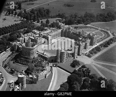 Windsor Castle, aufgenommen von einem British Overseas Airways Corporation Airliner, mit dem runden Turm (Mitte links) und den State Apartments mit Blick auf den zentralen Rasen dahinter. Stockfoto