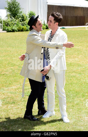 Sam Claflin und Nick Grimshaw (rechts) umarmen sich, als sie zur Burberry Prorsum Men's Fashion Show im Rahmen der London Collections: Men SS16 Kollektion kommen, die im Perks Field, Kensington Gardens, London, stattfindet. DRÜCKEN SIE VERBANDSFOTO. Bilddatum: Montag, 15. Juni 2015. Das Foto sollte lauten: Ian West/PA Wire Stockfoto