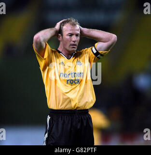 Fußball - UEFA Cup - Viertelfinale - zweite Etappe - Sporting Lisbon gegen Newcastle United - Jose de Alvalades Stadium. Alan Shearer, Kapitän von Newcastle United, ist in den letzten Momenten des Spiels niedergeschlagen. Stockfoto