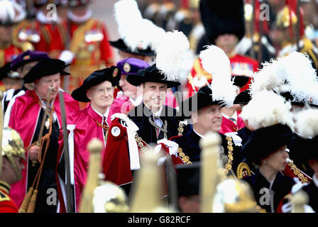 Der Herzog von Cambridge (Mitte) und der Herzog von York (Mitte rechts) nehmen an dem jährlichen Orden des Kleiderschlosses in der St. George's Chapel, Windsor Castle, Teil. Stockfoto