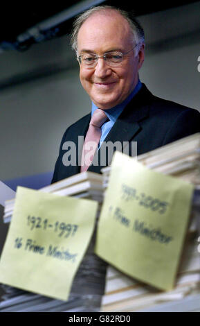 Allgemeiner Wahlkampf 2005 - Konservative Pressekonferenz - Konservatives Hauptquartier. Der konservative Führer Michael Howard. Stockfoto