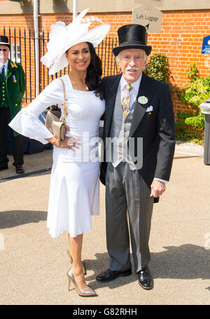 Pferderennen - The Royal Ascot Meeting 2015 - Tag 1 - Ascot Racecourse. Sir Bruce Forsyth und seine Frau Wilnelia Merced am ersten Tag des Royal Ascot Meetings 2015 auf der Ascot Racecourse, Berkshire. Stockfoto