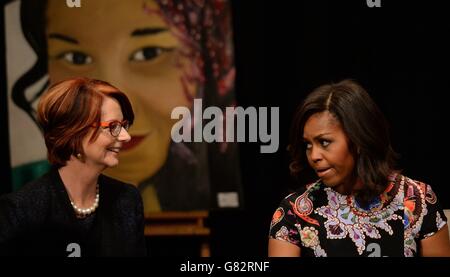 DIE US-First Lady Michelle Obama (rechts) und die ehemalige australische Premierministerin Julia Gillard führen an der Mulberry School for Girls in Tower Hamlets, East London, ein Q&A mit Schülern durch. Stockfoto