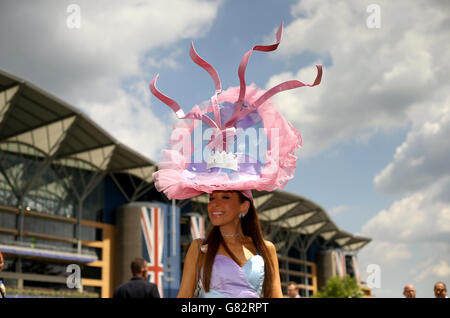 Pferderennen - The Royal Ascot Meeting 2015 - Tag 1 - Ascot Racecourse. Tracy Rose posiert während des ersten Tages des Royal Ascot Meeting 2015 auf der Ascot Racecourse, Berkshire. Stockfoto