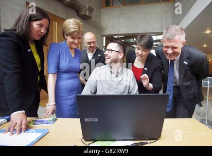 Gordon Aikman (Mitte), Patient und Wahlkämpfer bei der Motoneuronen-Krankheit, trifft Politiker (von links nach rechts), Kezia Dugdale, die Kandidatin der schottischen Labour-Partei, die erste Ministerin Nicola Sturgeon, der Vorsitzende der schottischen Grünen Partei Patrick Havey, Ruth Davidson, Vorsitzende der schottischen Konservativen, und Willie Rennie, Vorsitzende der schottischen Liberaldemokratie, während einer Fotozelle im schottischen Parlament in Edinburgh anlässlich der Woche zur Sensibilisierung für die Motoneuronee-Krankheit. Stockfoto