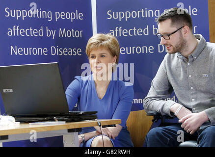 Erste Ministerin Nicola Sturgeon trifft den Patienten mit der Motoneuronee-Krankheit und den Aktivisten Gordon Aikman, während sie im schottischen Parlament in Edinburgh während einer Fotozelle anlässlich der Woche zur Sensibilisierung für die Motoneuronee-Krankheit modernste Technologie für Augenblicke ausprobieren. Stockfoto