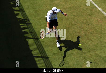 John Isner aus den USA in Aktion am zweiten Tag der AEGON Championships im Queen's Club, London. Stockfoto