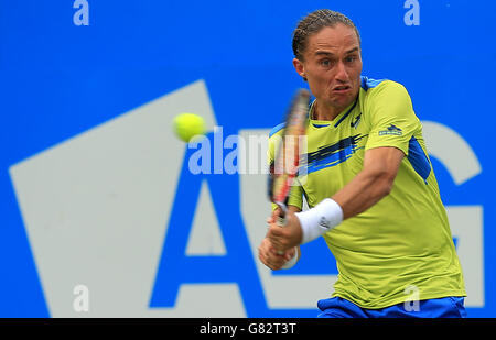 Alexandr Dolgopolov aus der Ukraine in Aktion am zweiten Tag der AEGON-Meisterschaft im Queen's Club, London. Stockfoto