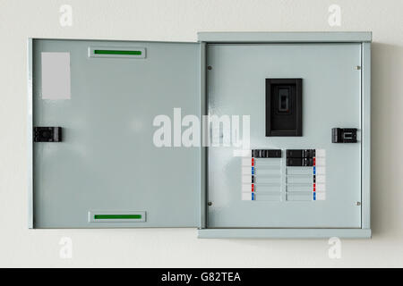 Control-Box geöffnet an Wand zu Hause hautnah Stockfoto