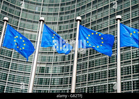 Reihe der EU Europäischen Union Fahnen vor Verwaltungsgebäude am Hauptsitz EU in Brüssel, Belgien Stockfoto